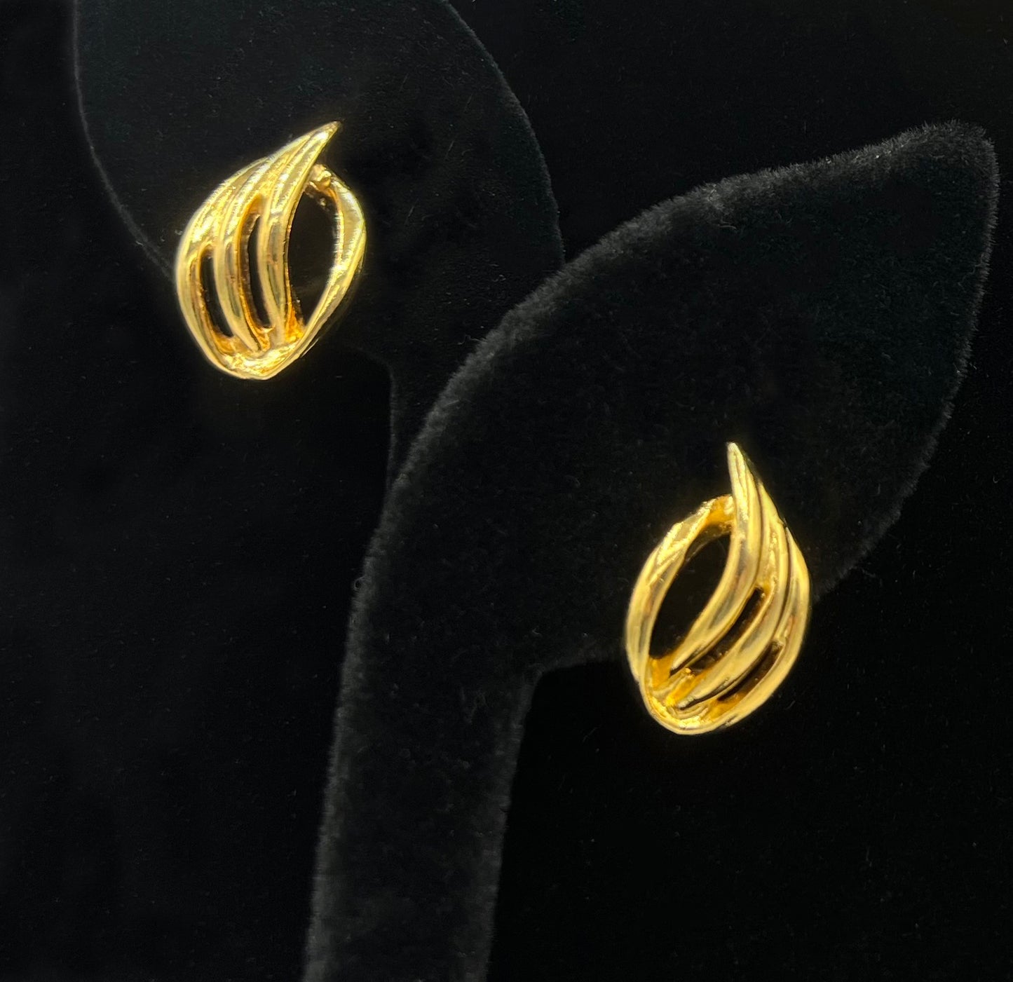 1980s Monet Gold Tone Cresent Shape Necklace
