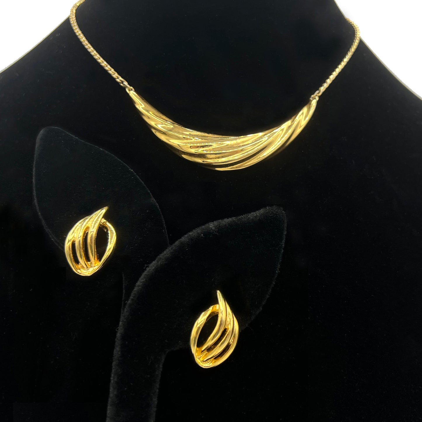 1980s Monet Gold Tone Cresent Shape Necklace