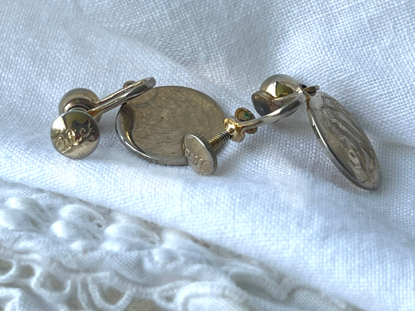 Vintage Alice Gold Tone Screw-on Dangle Earrings