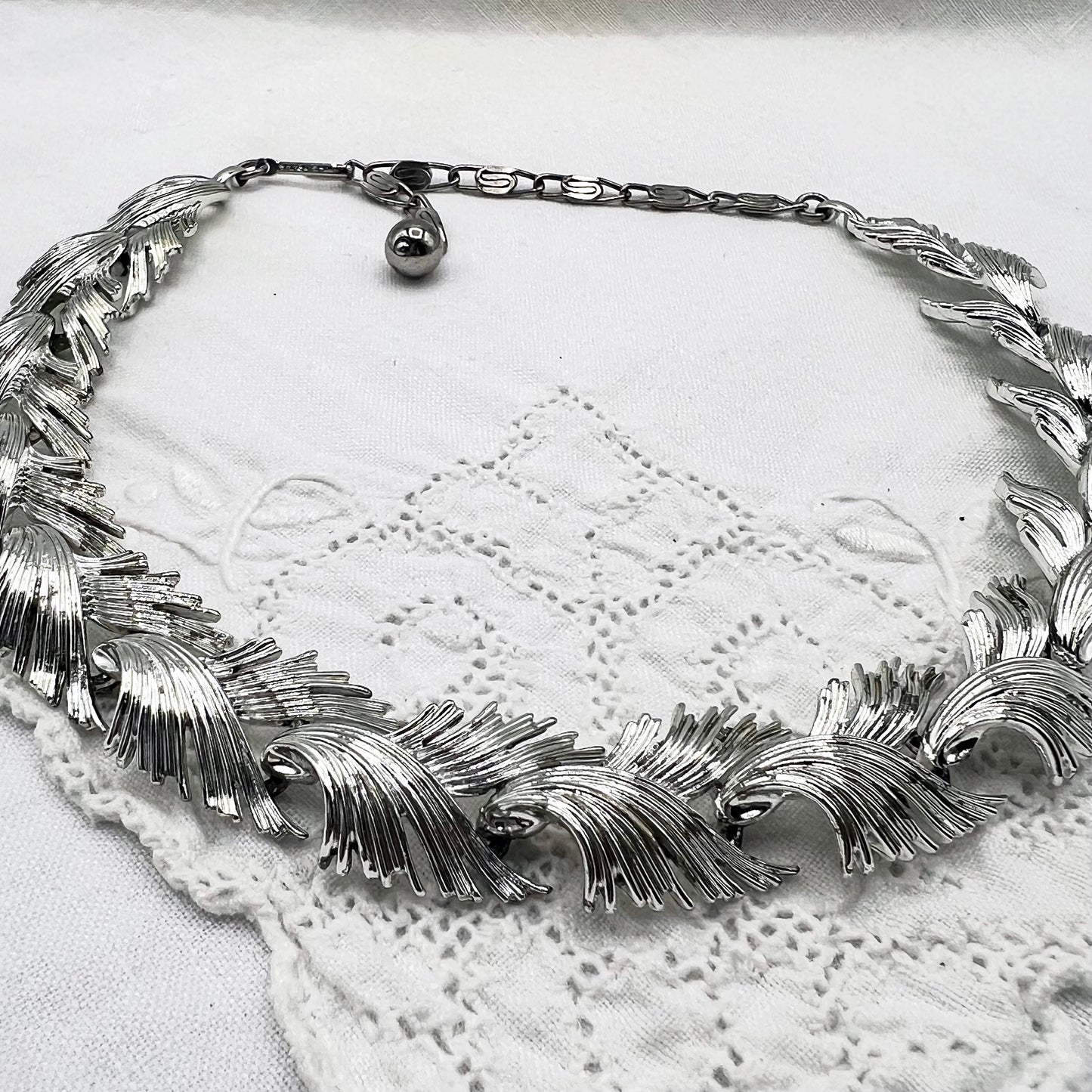 Vintage Lisner Linked Feather Leaf Silver Tone Choker Necklace